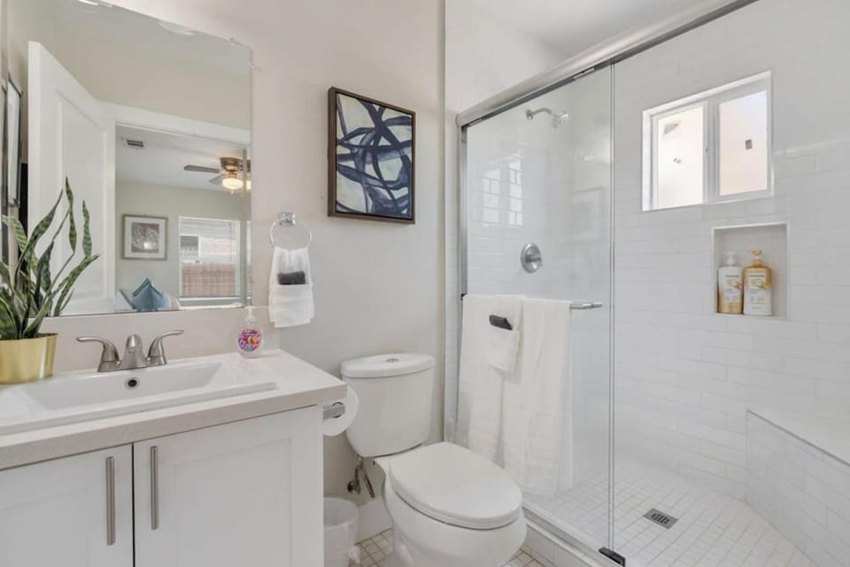 Travel Haven - Great Location - Quiet Area House in Long Beach