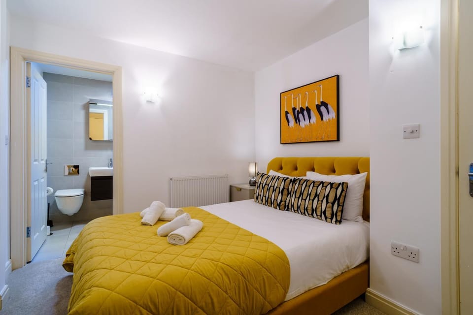Toilet, Bed, Bathroom, Photo of the whole room, Bedroom, towels