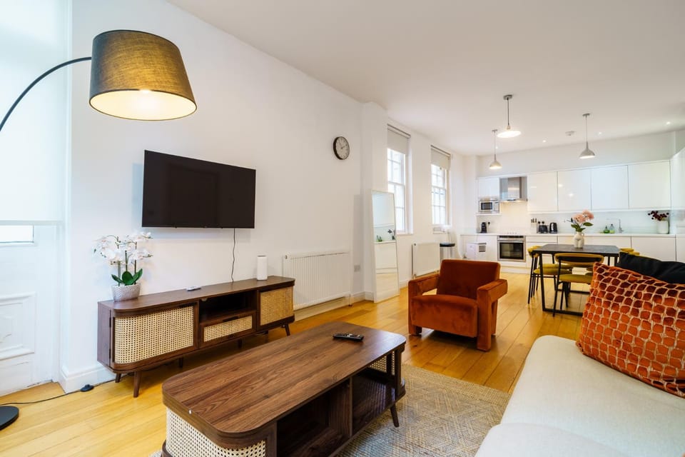 TV and multimedia, Living room, Seating area, Dining area, Evening entertainment