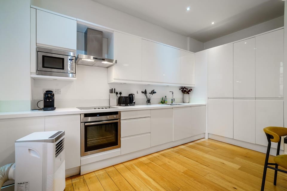 Coffee/tea facilities, Kitchen or kitchenette, oven, stove, toaster