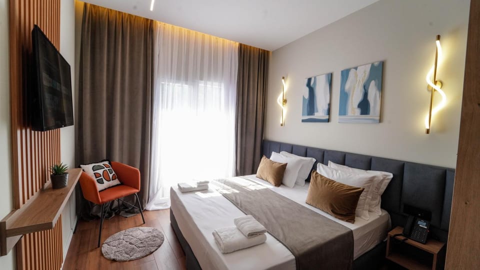 Bed, TV and multimedia, Photo of the whole room, Bedroom