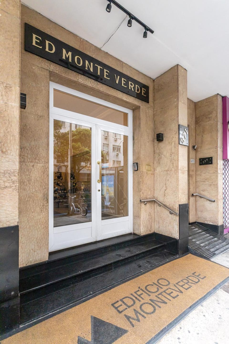 Facade/entrance