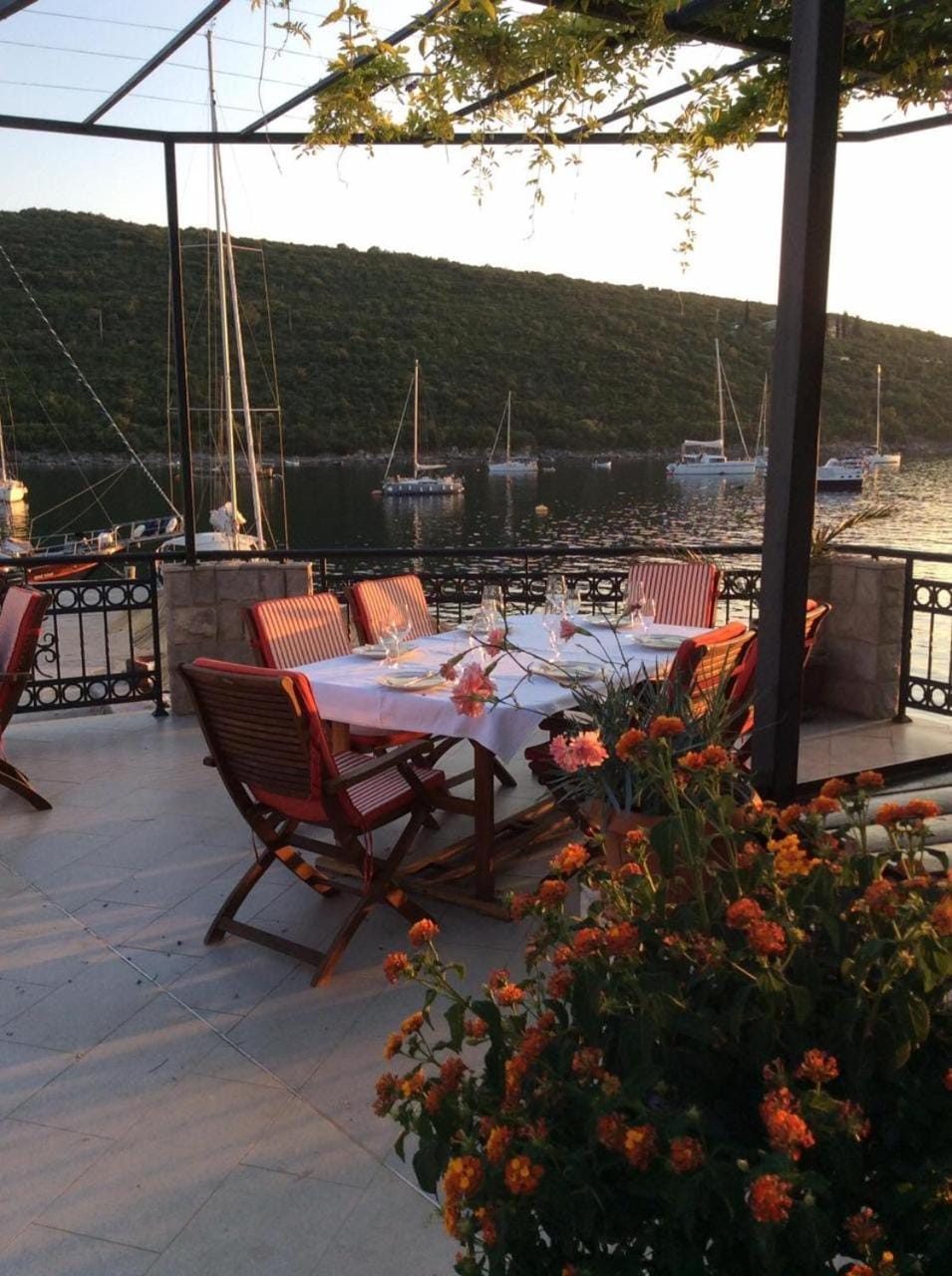 Restaurant/places to eat, Balcony/Terrace