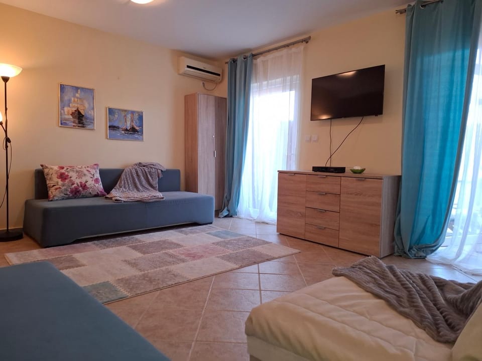 Seating area, Bedroom, air conditioner