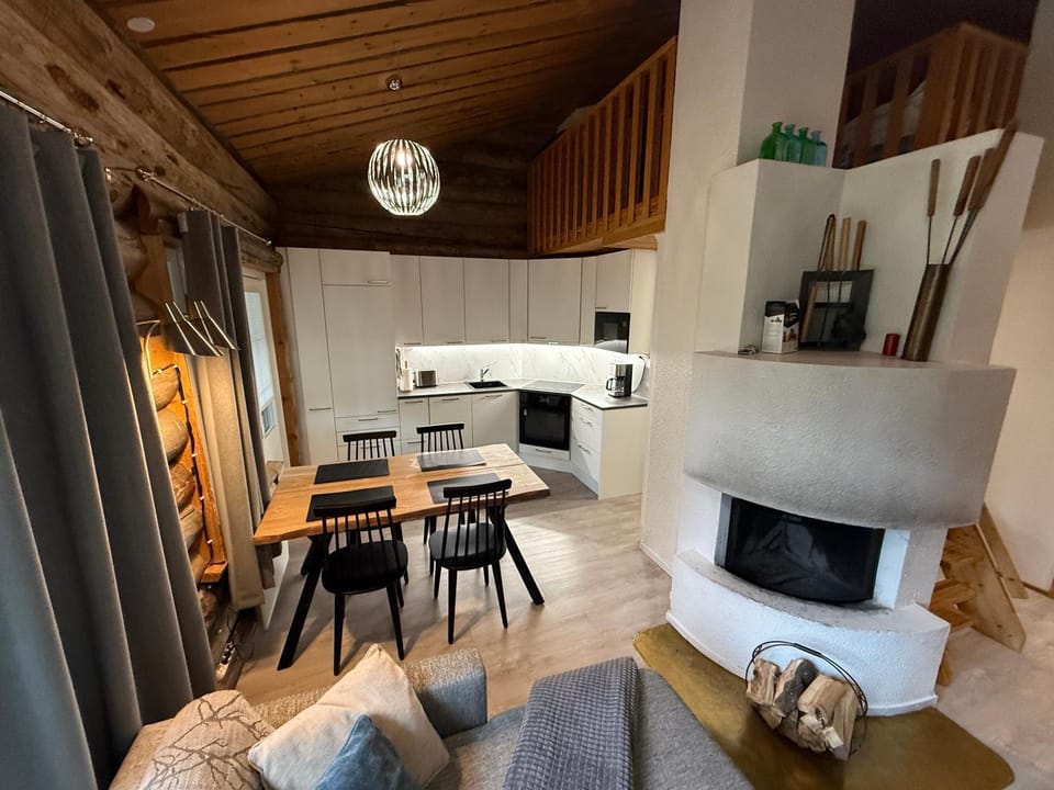 Kitchen or kitchenette, Seating area