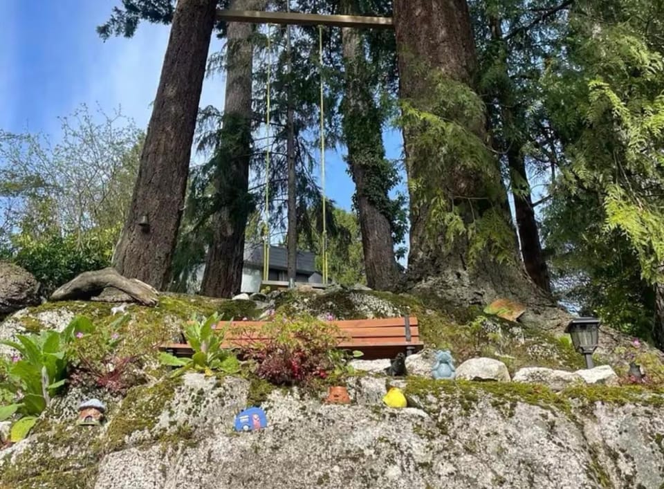 Cliff House Bed and Breakfast in West Vancouver