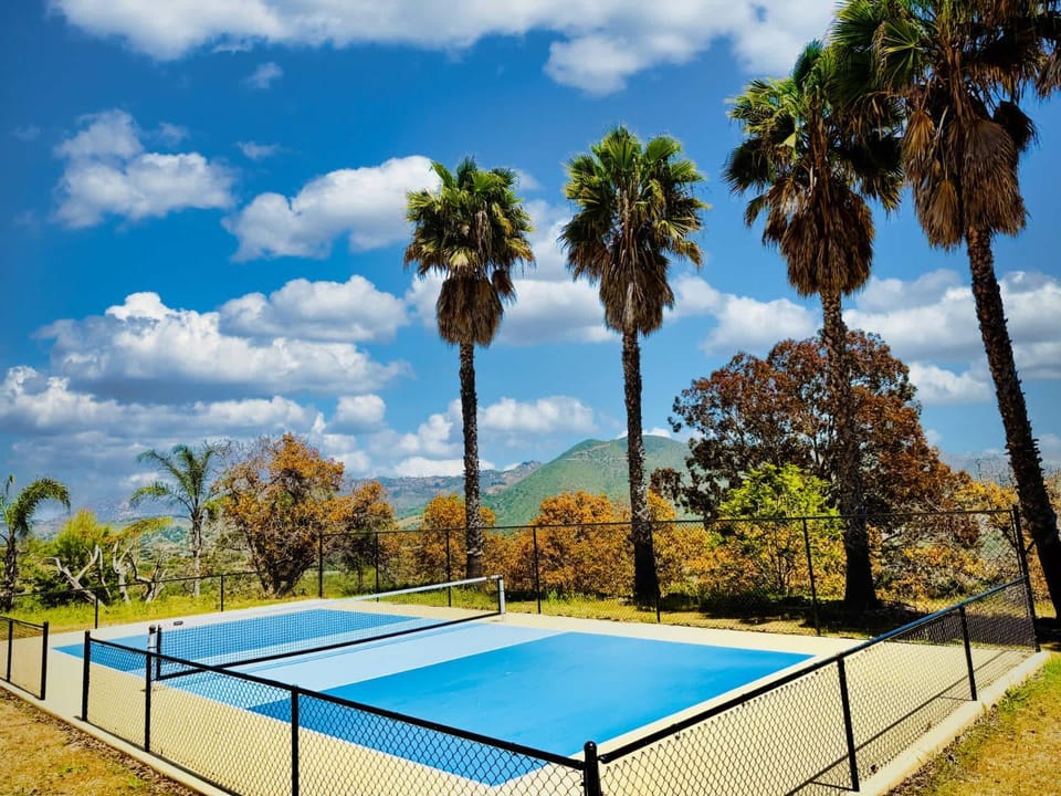 Fallbrook Hilltop Sanctuary - Pool & Pickleball House in Fallbrook
