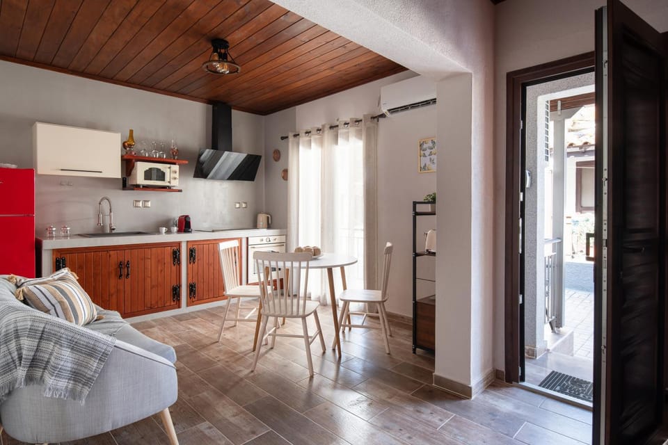 Kitchen or kitchenette, Living room, Seating area, Dining area