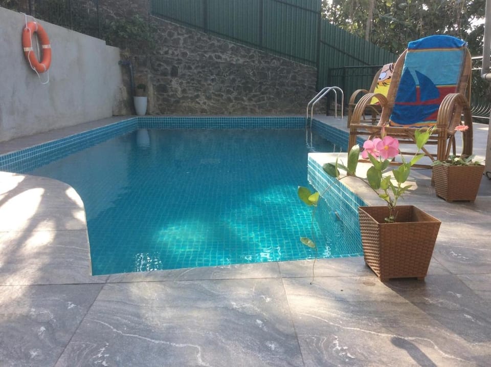 Swimming pool, sunbed