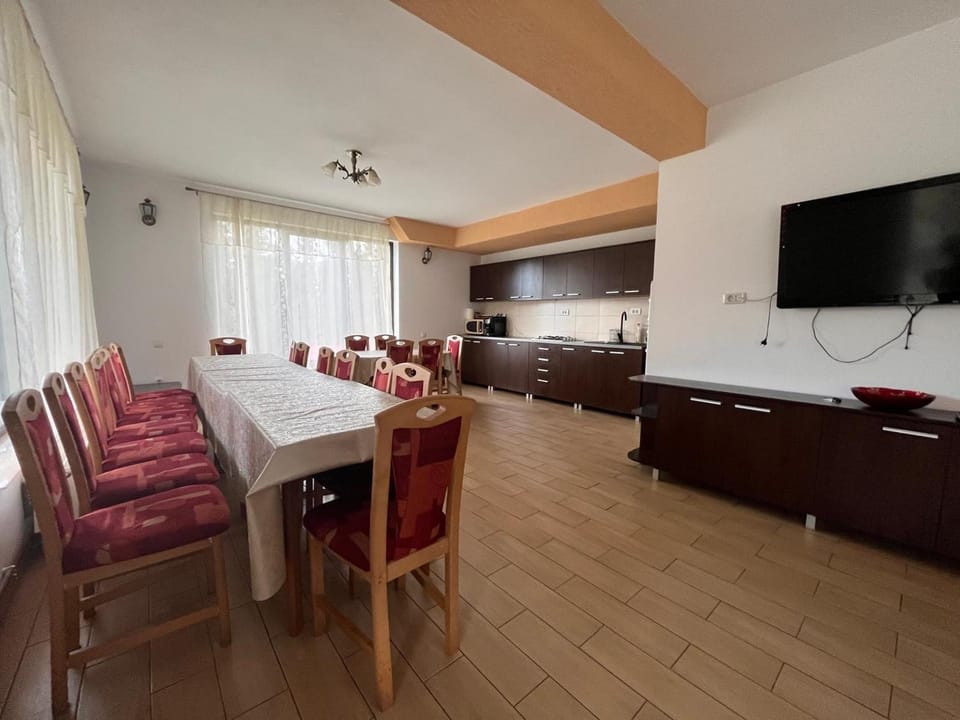 Communal lounge/ TV room, Kitchen or kitchenette, Seating area, Dining area
