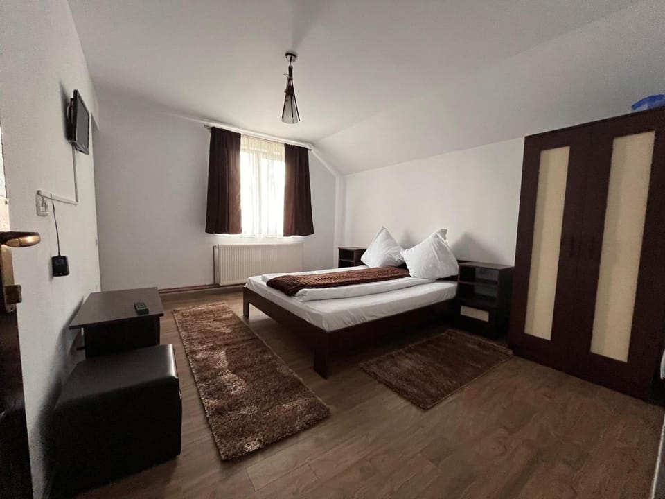Bed, TV and multimedia, Photo of the whole room, Bedroom, towels