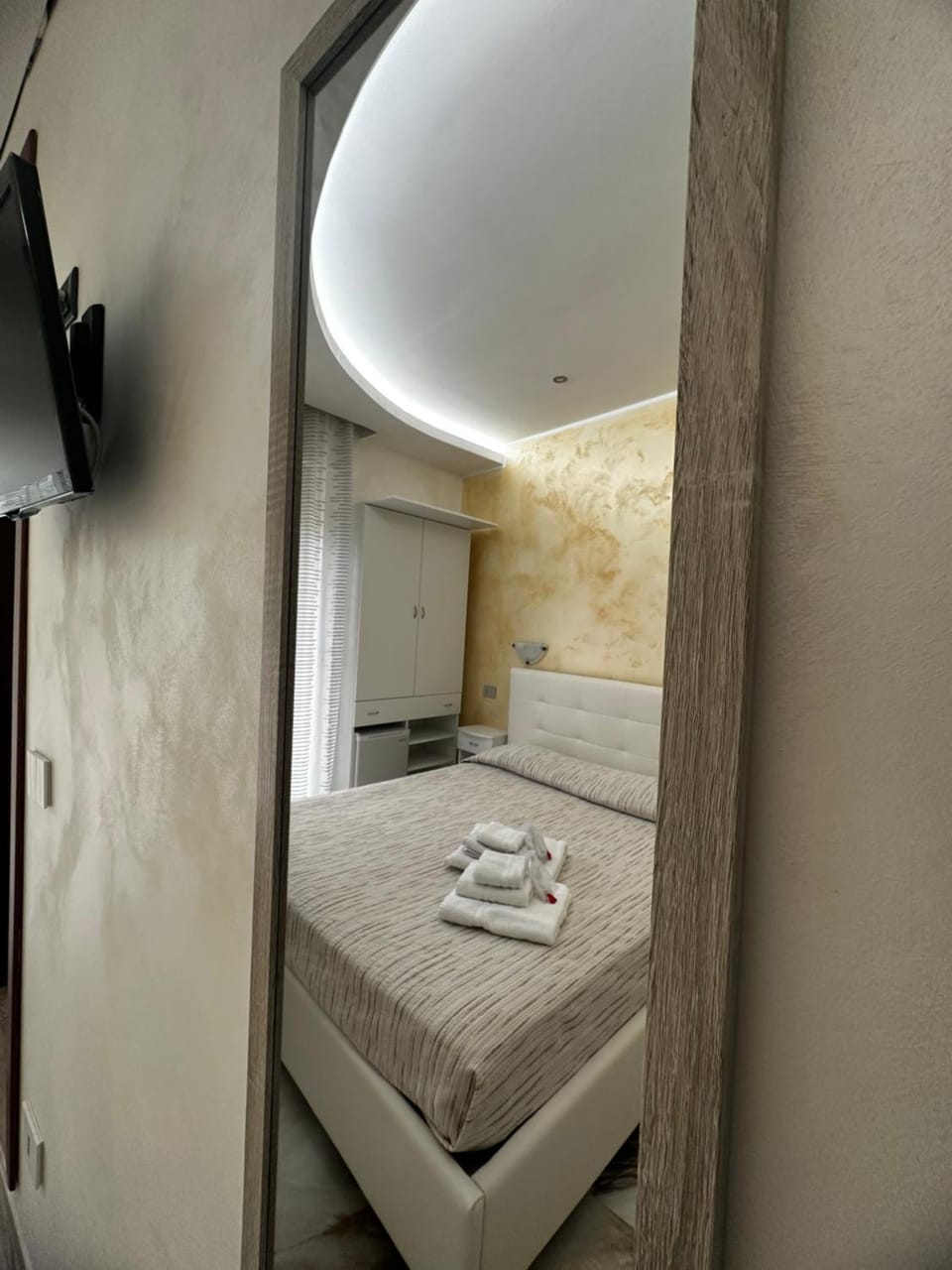 Bed, TV and multimedia, Photo of the whole room, Bedroom, towels