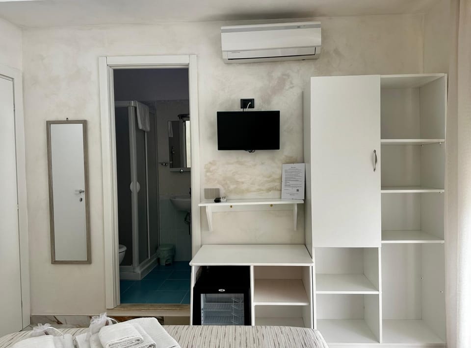 Bed, TV and multimedia, Photo of the whole room, Bedroom, wardrobe, air conditioner