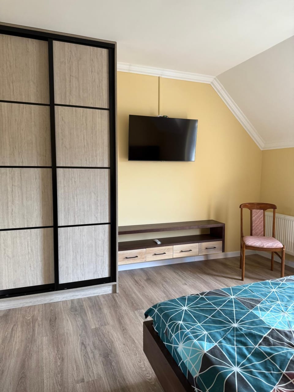 Bed, TV and multimedia, Seating area, Bedroom