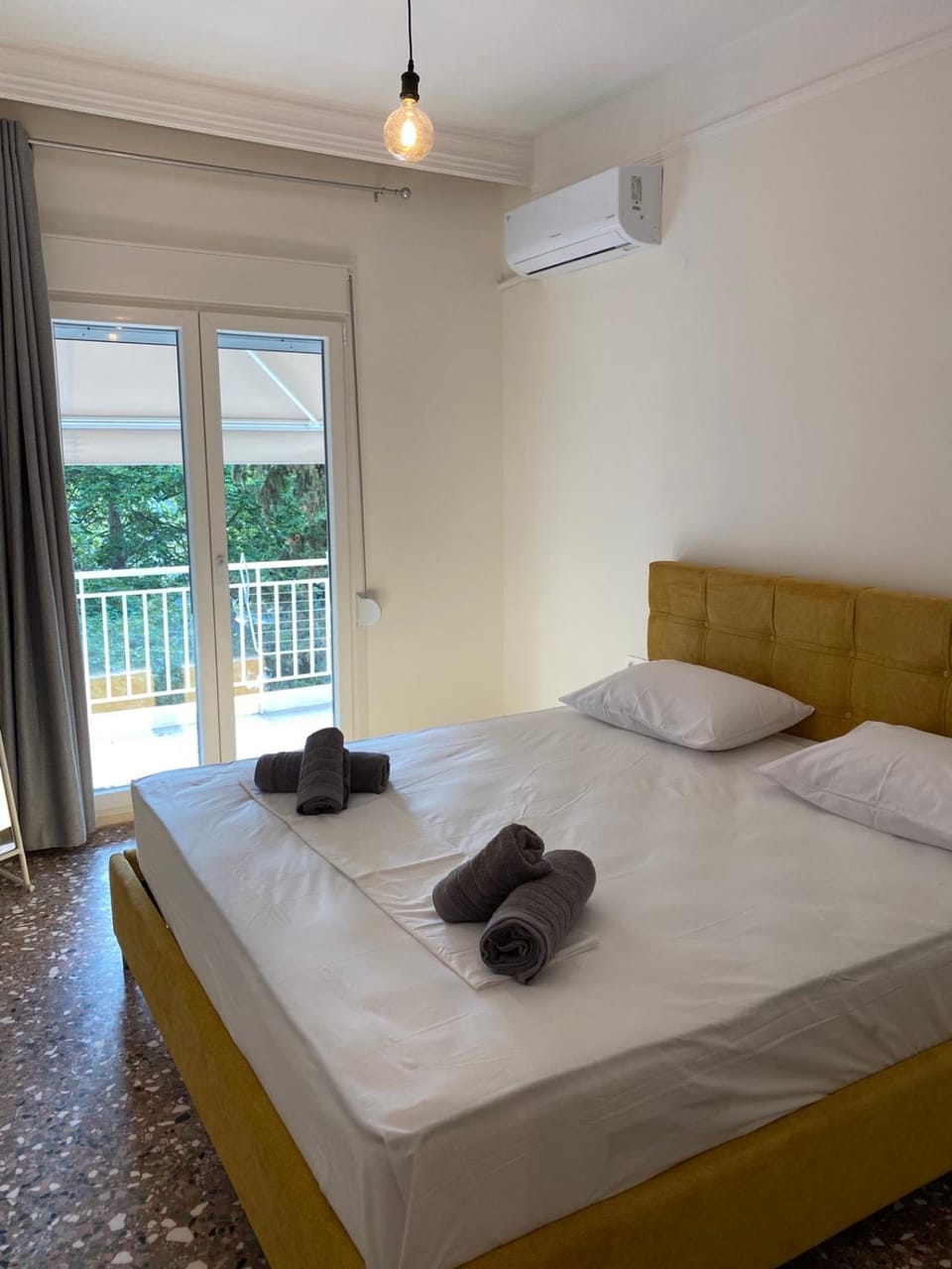 Bed, Bedroom, towels