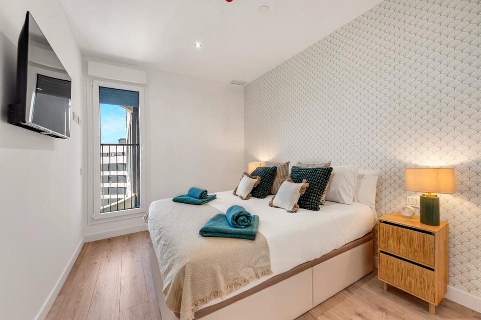 Bed, TV and multimedia, Photo of the whole room, Bedroom, towels