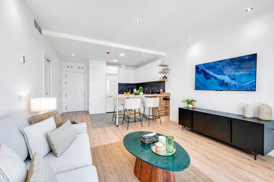 TV and multimedia, Kitchen or kitchenette, Living room, Seating area, Dining area