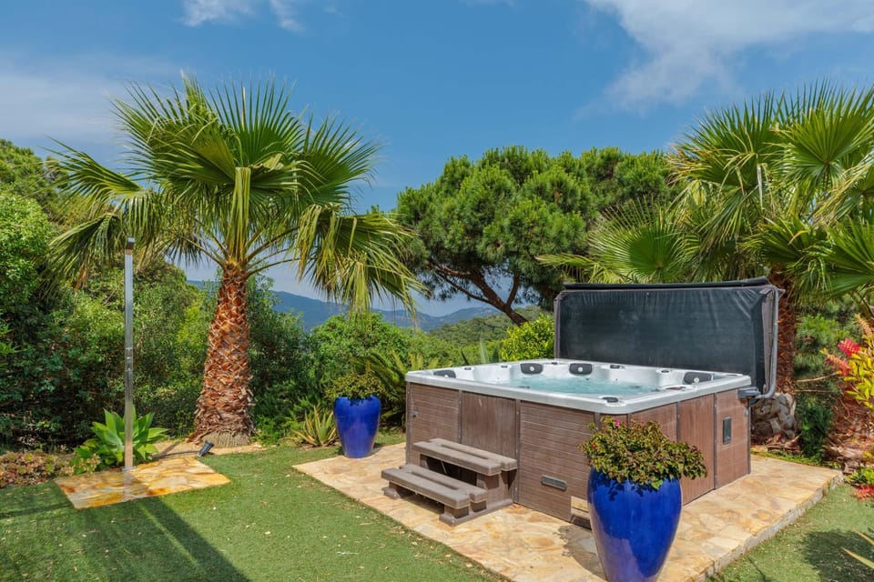 Garden, Hot Tub
