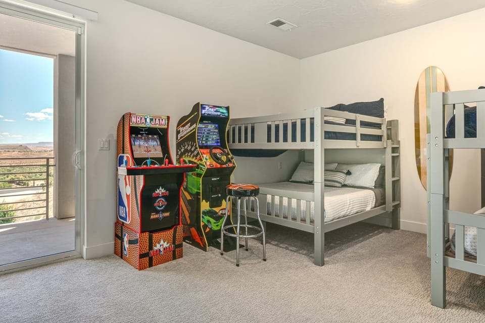 7 Mi to Snow Canyon Townhome with Arcade Games! House in St George