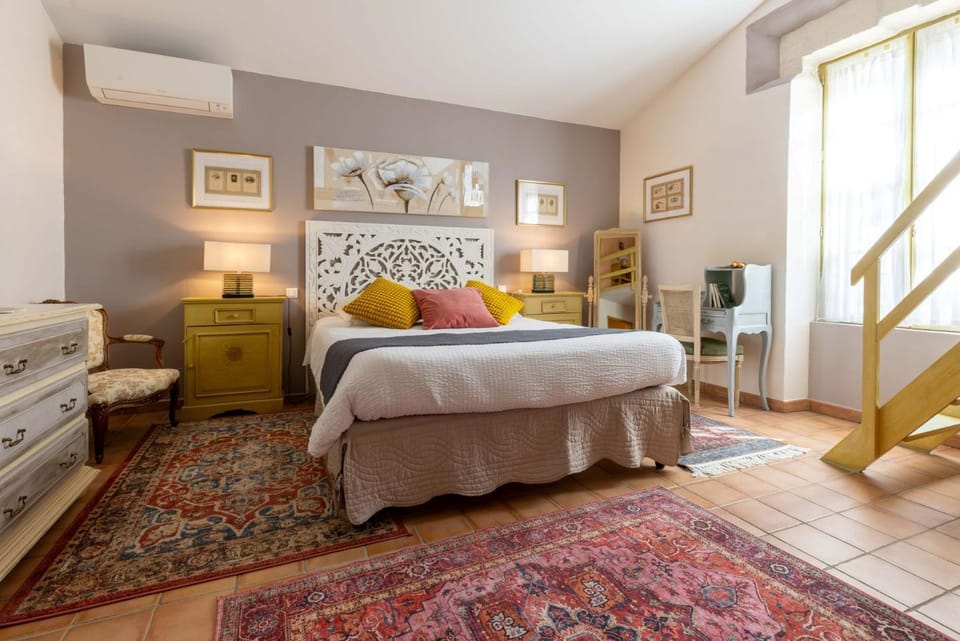 Bed, Photo of the whole room, Decorative detail, Bedroom