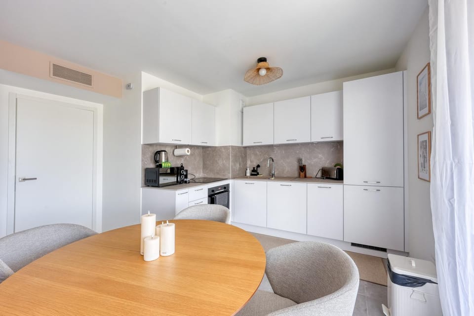 Kitchen or kitchenette, Dining area, oven, stove