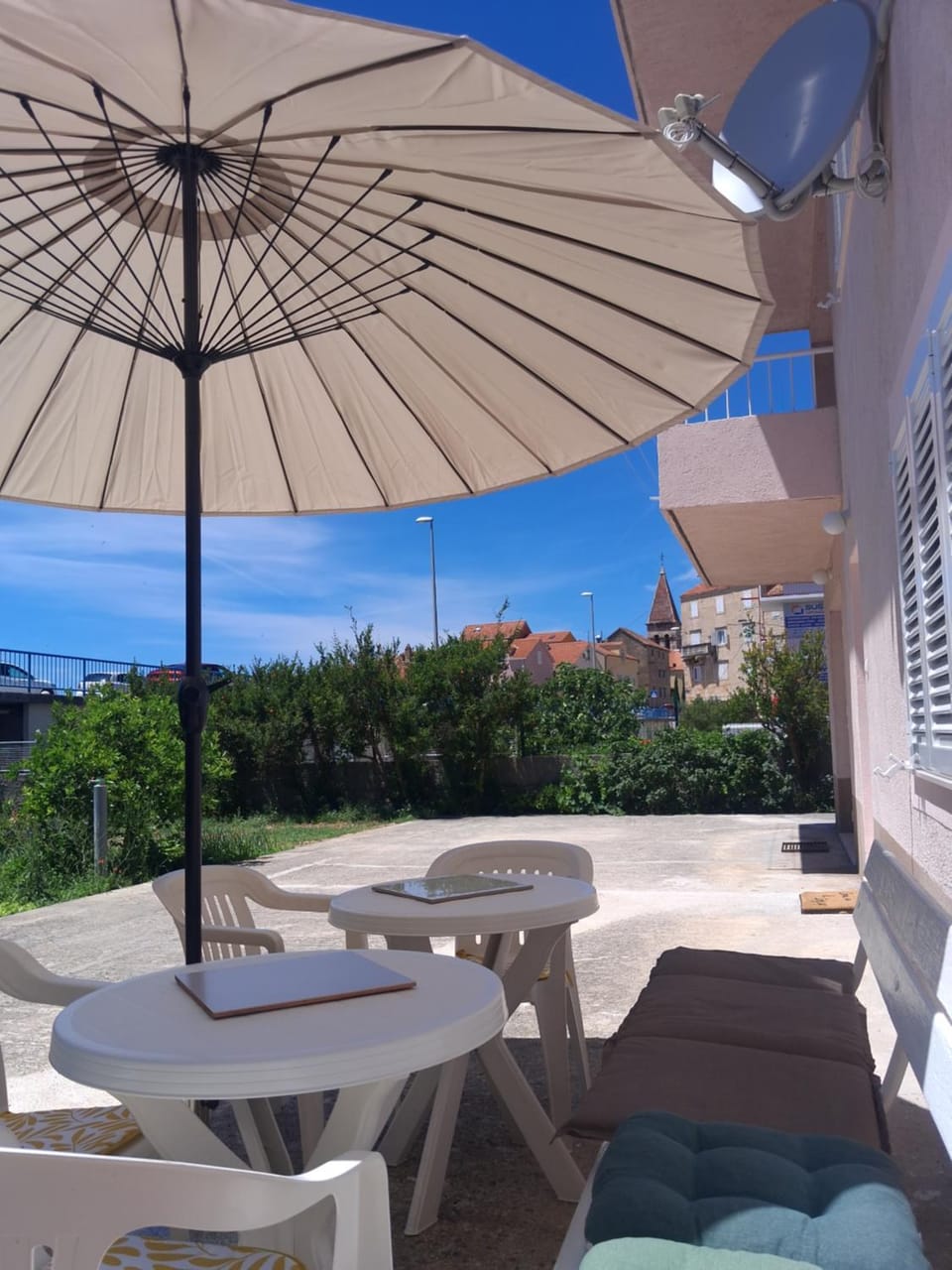 Property building, Patio, Balcony/Terrace, Seating area