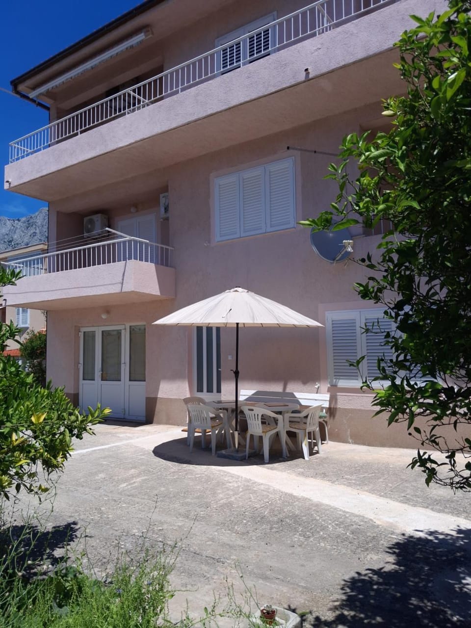 Property building, Seating area