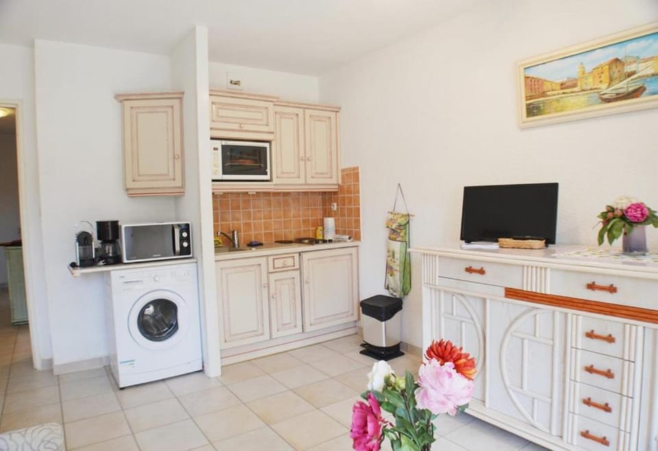 TV and multimedia, Kitchen or kitchenette, oven, stove, washing machine