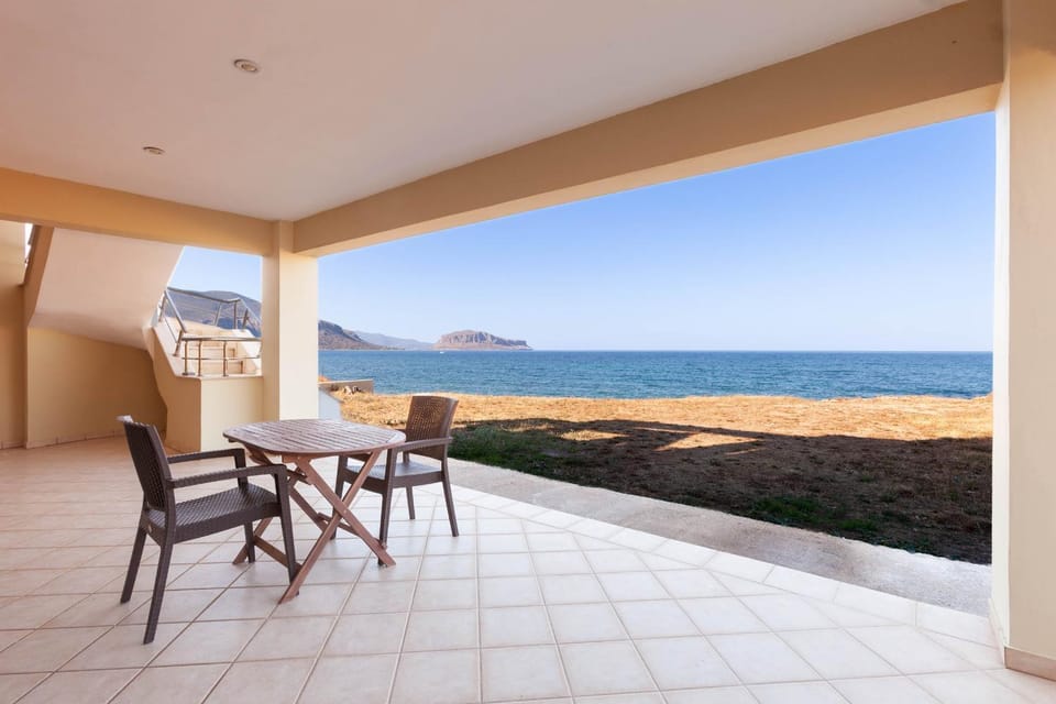 View (from property/room), Seating area, Dining area, Sea view