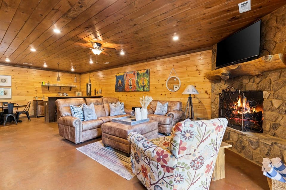 EZ Come EZ Geaux - Stunning Mtn Views - Hot Tub House in Georgia