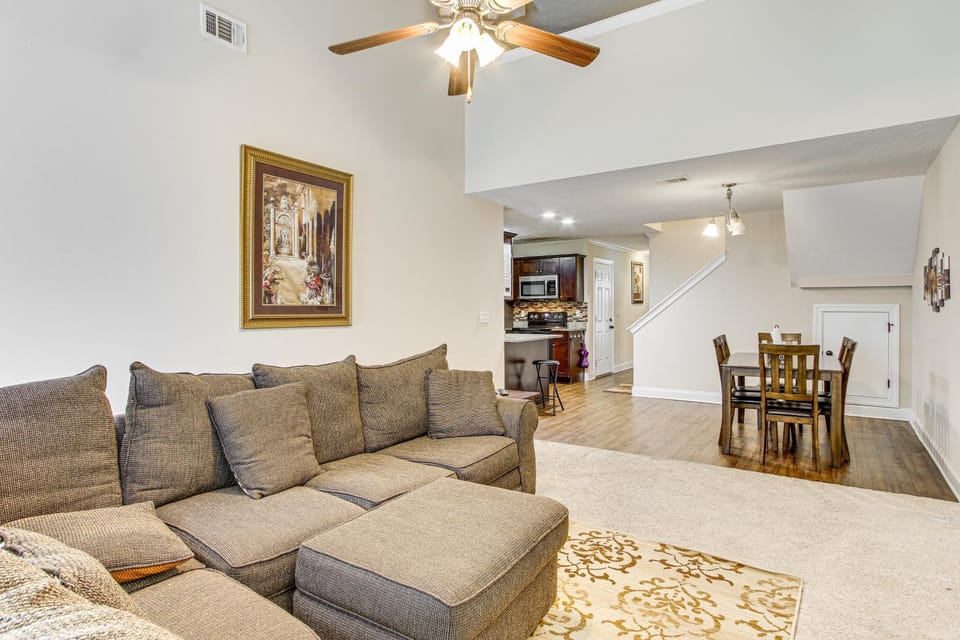 7 Mi to Dtwn Augusta: Townhome Near Shops & Eats! House in Augusta