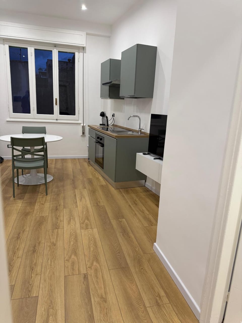 TV and multimedia, Kitchen or kitchenette, Dining area, oven, stove
