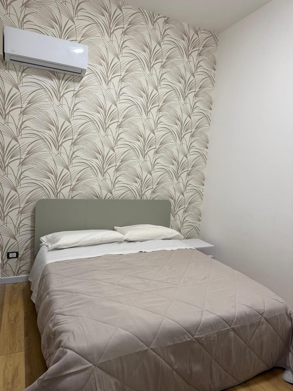 Bed, Bedroom, air conditioner
