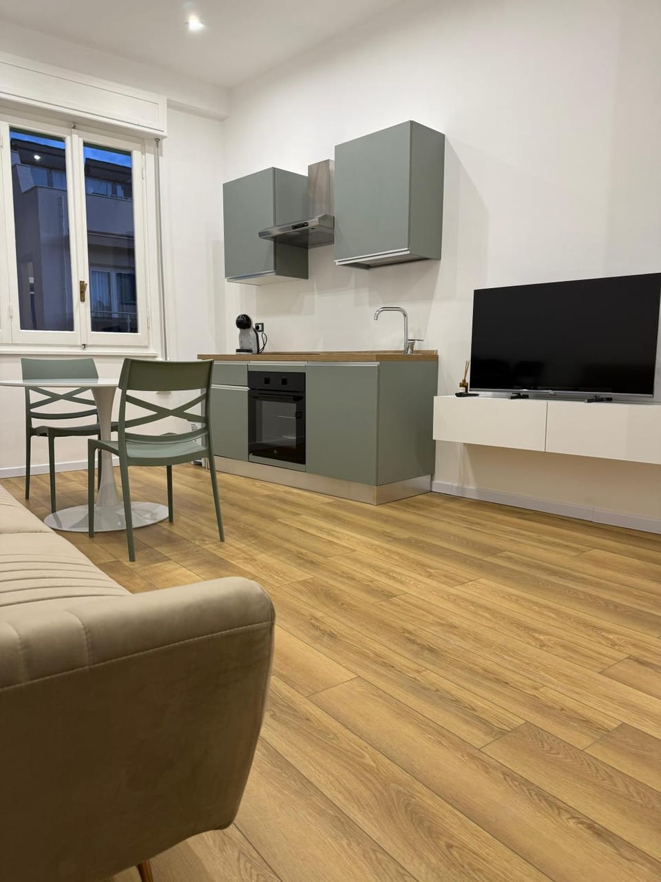 TV and multimedia, Kitchen or kitchenette, Living room, Seating area, Dining area, oven, stove
