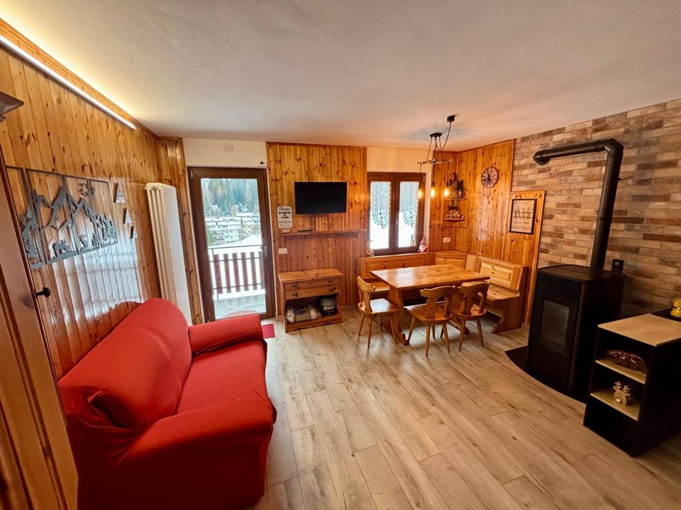 Communal lounge/ TV room, TV and multimedia, Kitchen or kitchenette, Living room, Seating area, Dining area, Evening entertainment