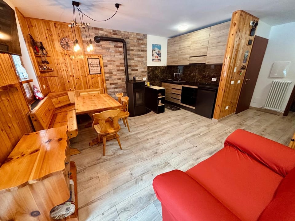 TV and multimedia, Kitchen or kitchenette, Living room, Seating area, Dining area