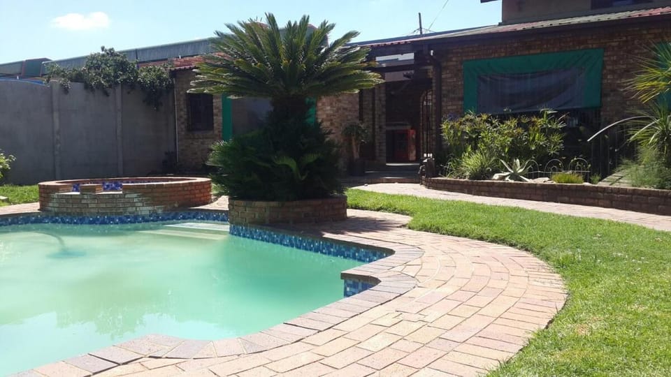 Garden Cottage Sandton Apartment in Sandton