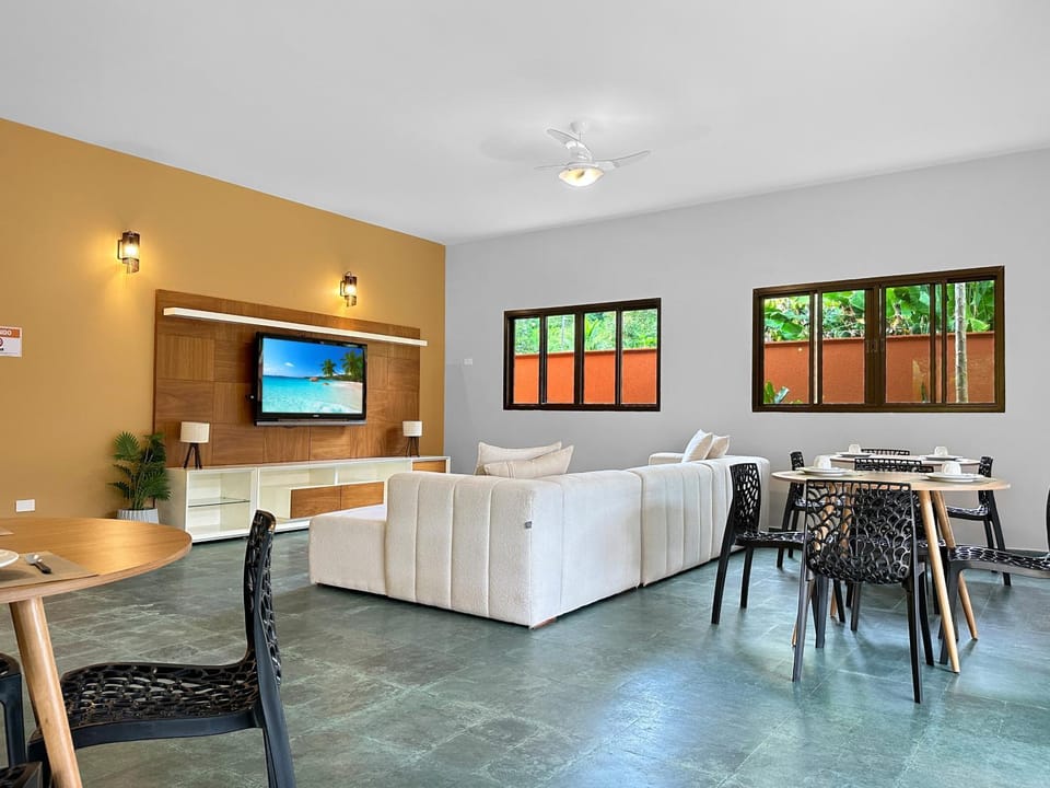 Communal lounge/ TV room, TV and multimedia, Living room, Seating area, Dining area
