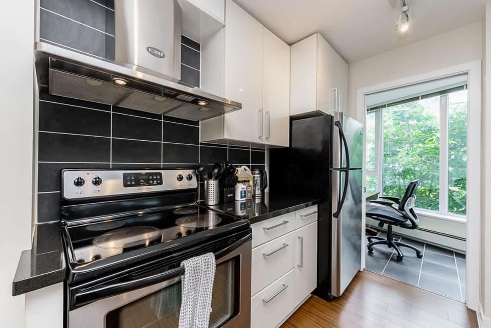 Spacious Downtown Condo with Pool Gym & Parking Apartment in Vancouver
