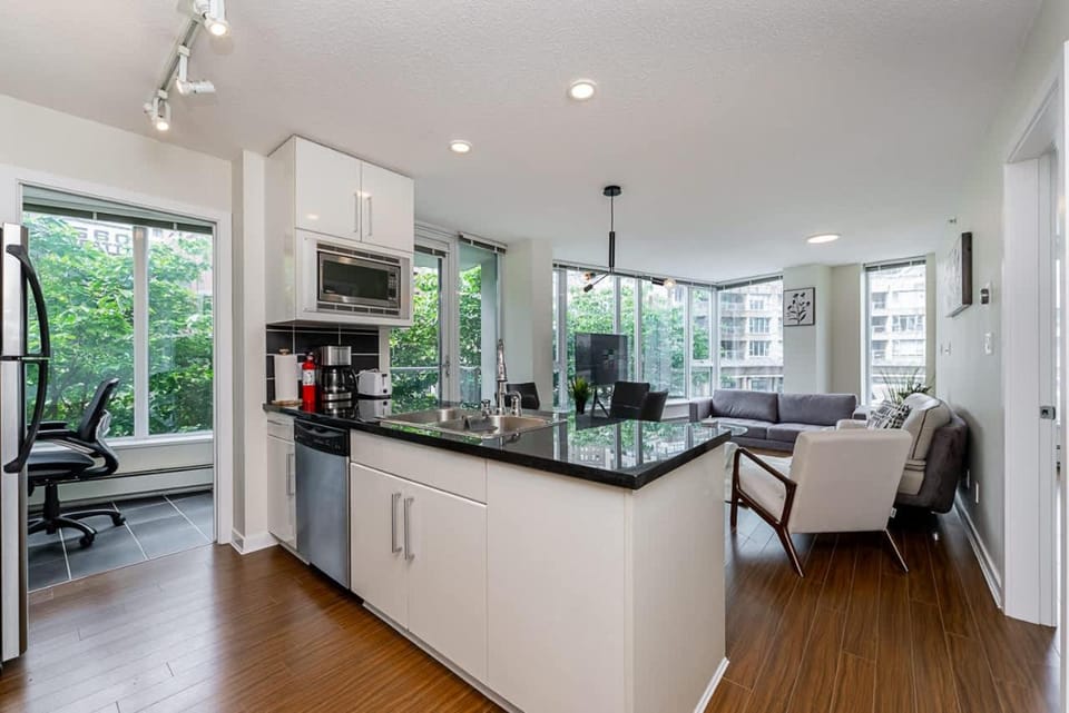 Spacious Downtown Condo with Pool Gym & Parking Apartment in Vancouver