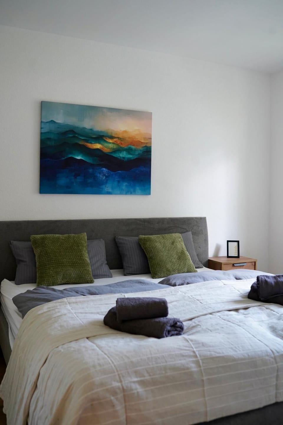 Bed, Photo of the whole room, Bedroom, towels
