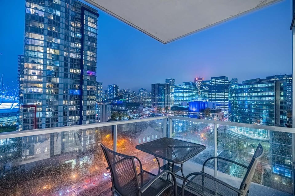 Downtown Condo with Great City Views Apartment in Vancouver