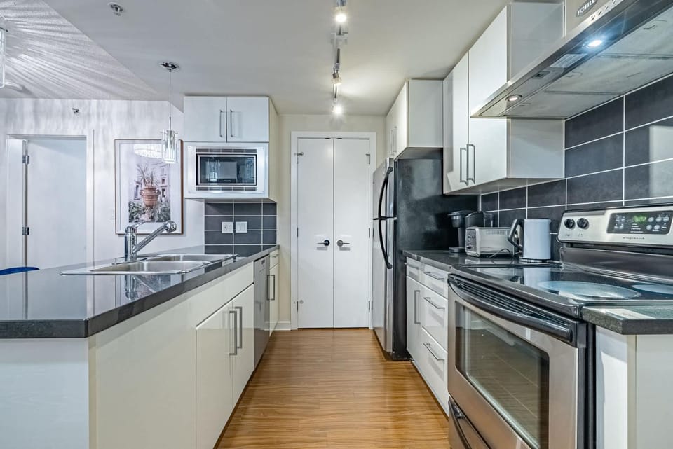 Downtown Condo with Great City Views Apartment in Vancouver