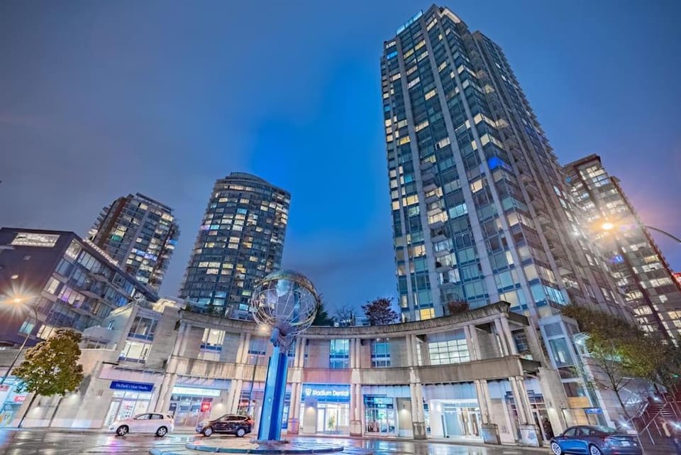 Downtown Condo with Great City Views Apartment in Vancouver