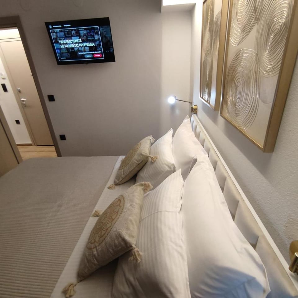 Bed, TV and multimedia, Photo of the whole room, Bedroom
