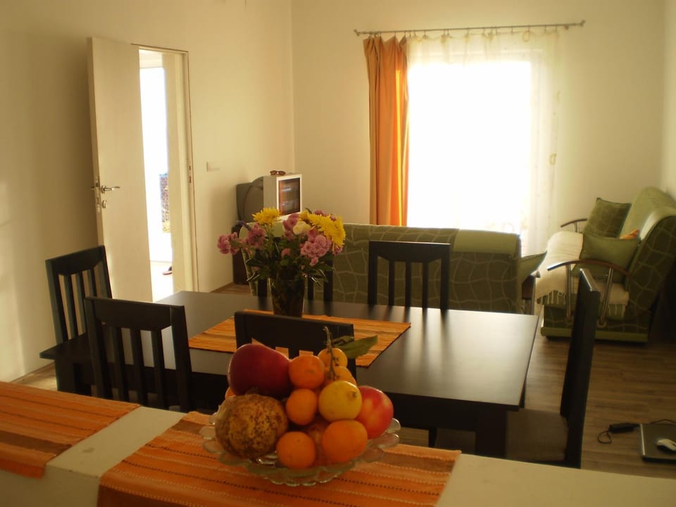 TV and multimedia, Living room, Seating area, Dining area