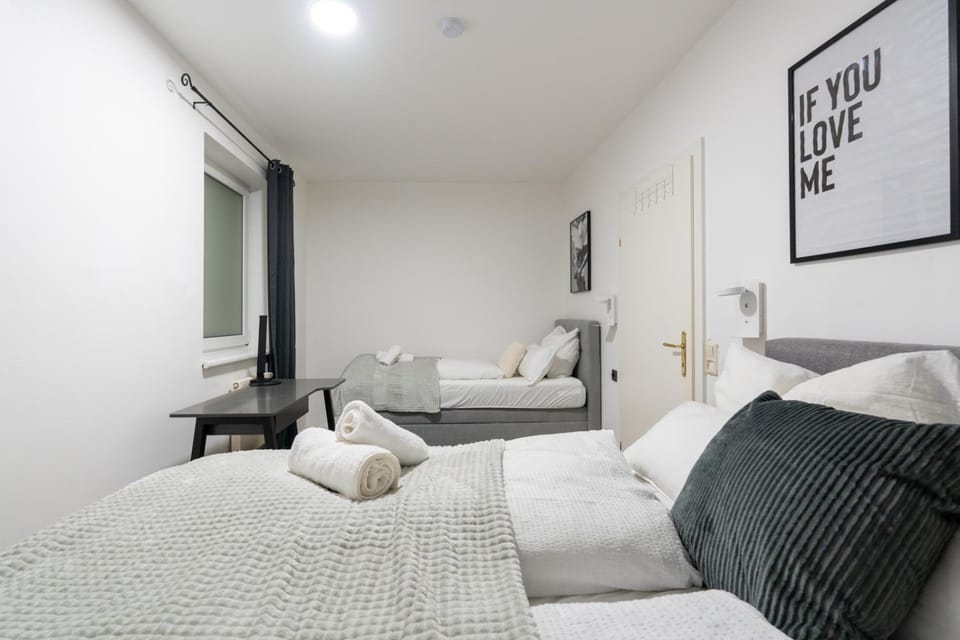 Bed, Photo of the whole room, Bedroom, towels