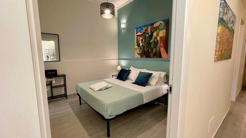 Photo of the whole room, Bedroom, towels
