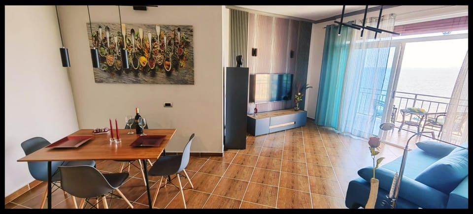 TV and multimedia, Living room, Seating area, Dining area
