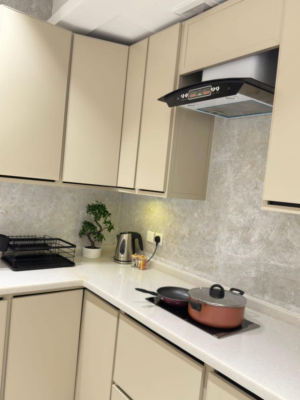 Kitchen or kitchenette, minibar, stove
